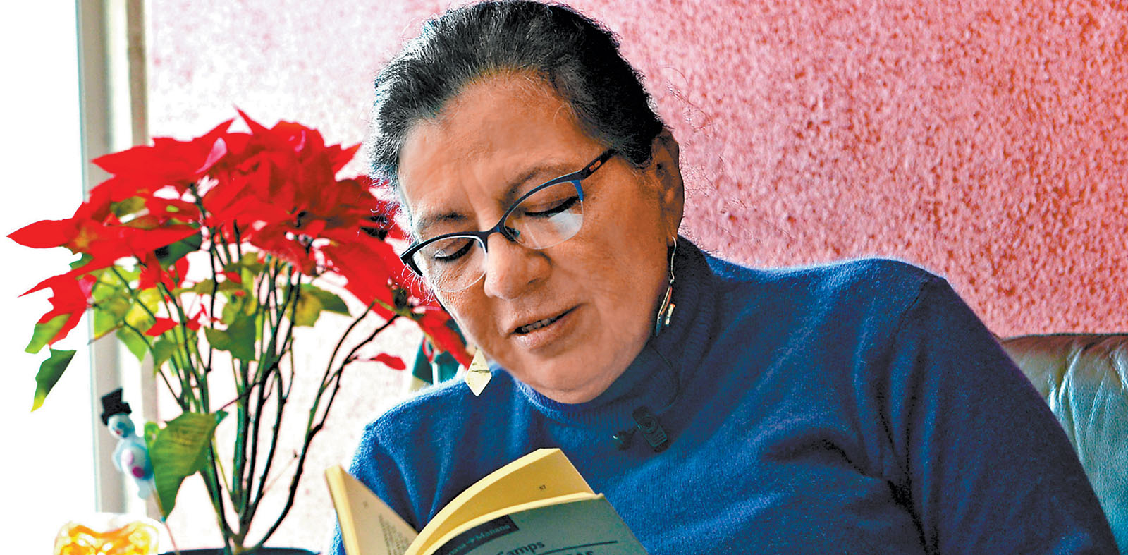 En su casa hay libros hasta en el baño; lee en los momentos libres que tiene, que cada vez son menos. (Especial)
