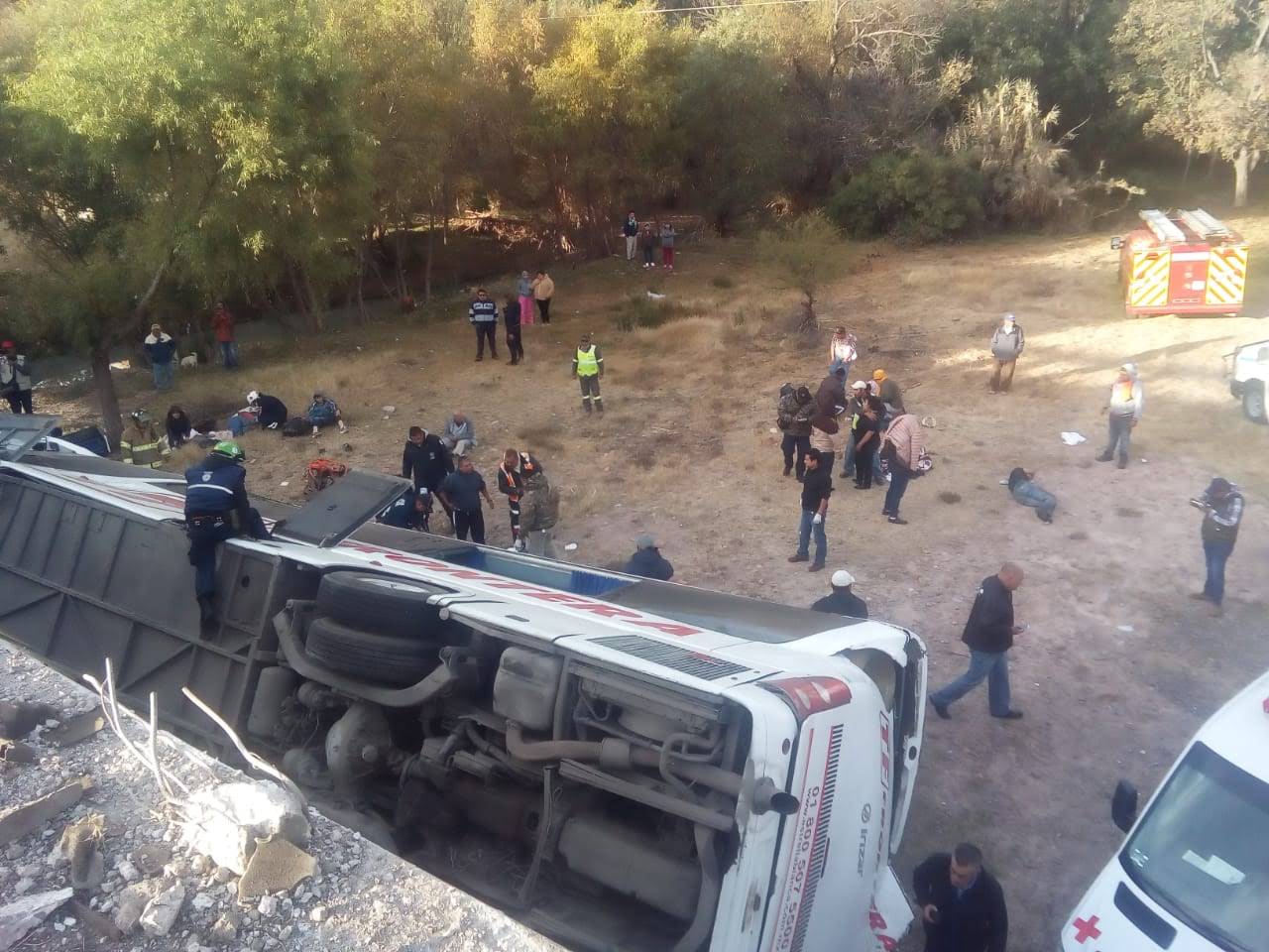 El autobús volcado en el barranco.