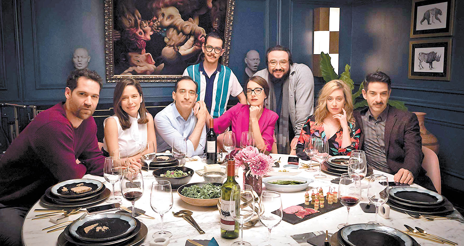 El director junto a su elenco; la producción tiene más de 15 versiones. (Especial)