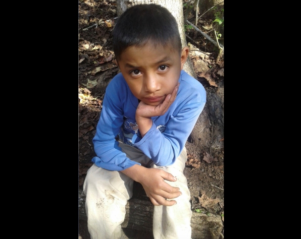Felipe Gómez Alonzo, de 8 años, cerca de su casa en Yalambojoch, Guatemala.