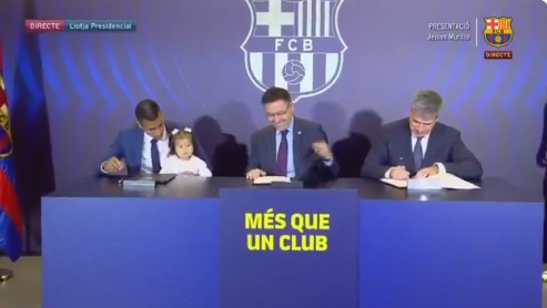 Hija de Jeison Murillo se roba los reflectores en la firma de contrato con Barcelona (Twitter @FCBarcelona_es)