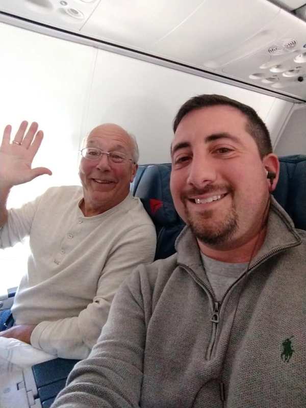 La historia se hizo viral luego de que el pasajero Mike Levy, que estaba sentado junto a Hal, en uno de los vuelos lo publicara en Facebook.