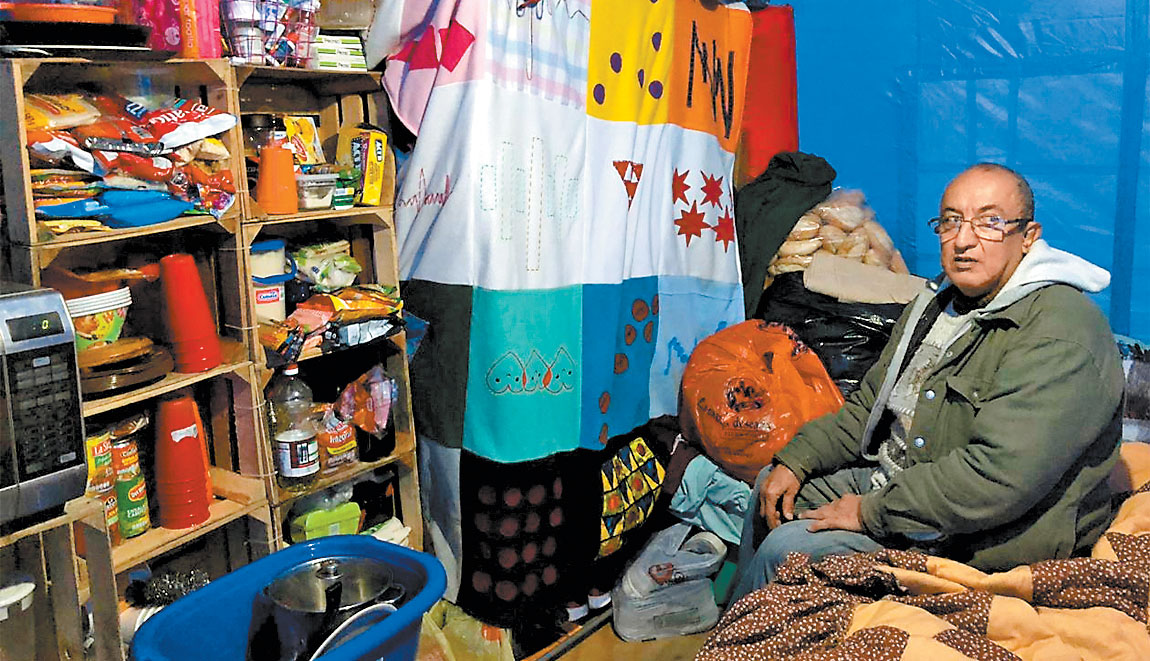 José Juan Arias y su hija habitan este espacio de dos por dos metros. (Abraham Reza)