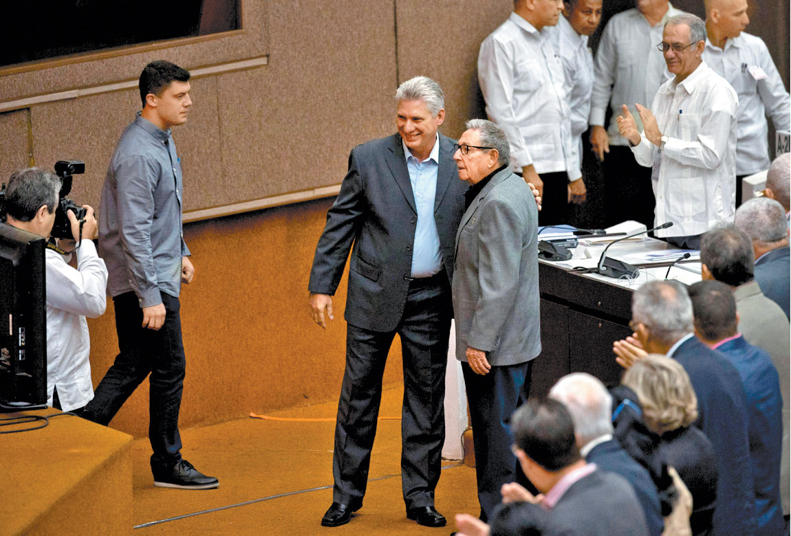 El mandatario Miguel Díaz-Canel y Raúl Castro durante un debate sobre la nueva Carta Magna. (AP)