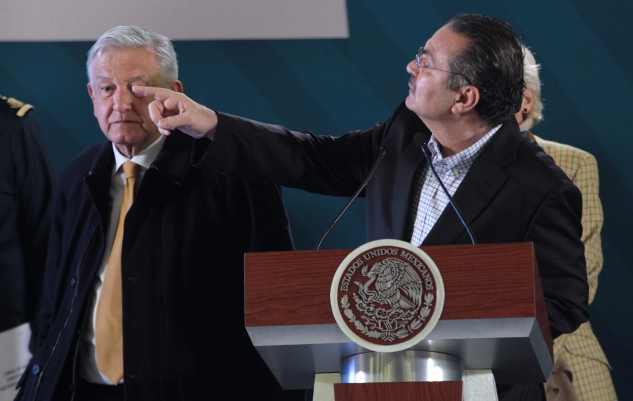 Octavio Romero, director de Pemex, explica cuántos barriles y pipas con combustible fueron robadas (Foto: Jesús Quintanar).