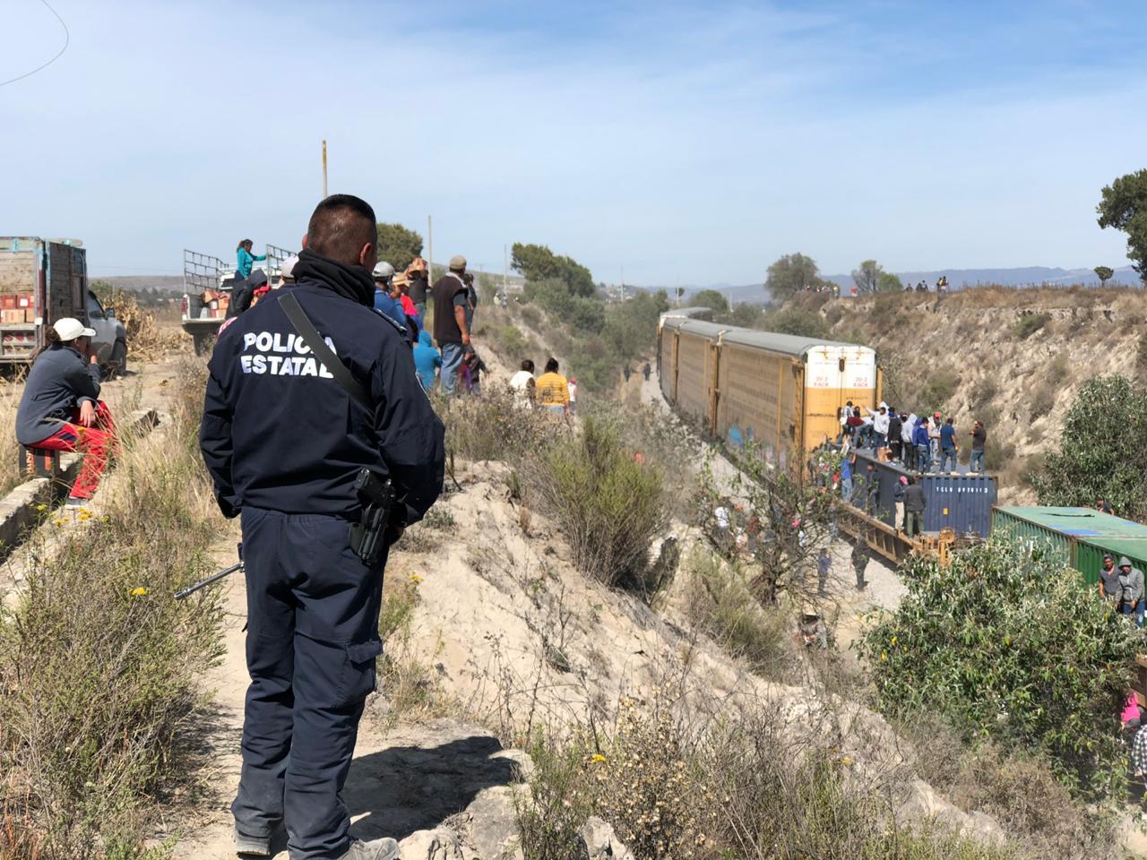 Abrieron las puertas de los vagones para sacar con cubetas el maíz  (Andrés Sánchez)
