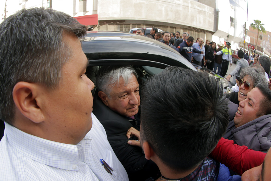 Cientos de personas buscaron tomarse una foto o saludar al presidente de México. (Saúl González)