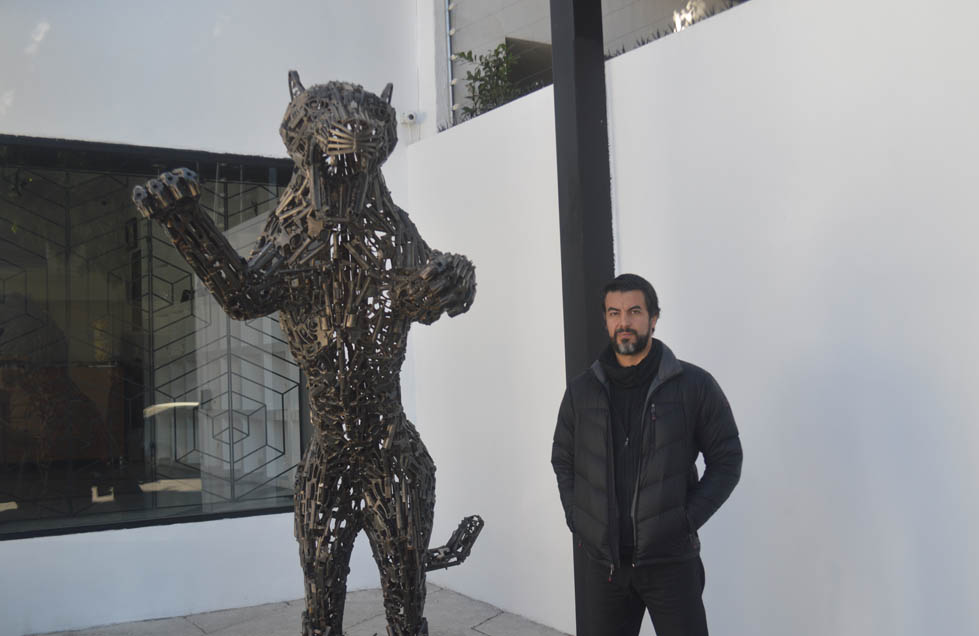 La colección Árbol genealógico comprende obras hechas con más 80 toneladas de armas de fuego (Gustavo Rodríguez)