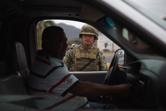 Elementos del ejército patrullan en Apatzingán/Cuartoscuro.