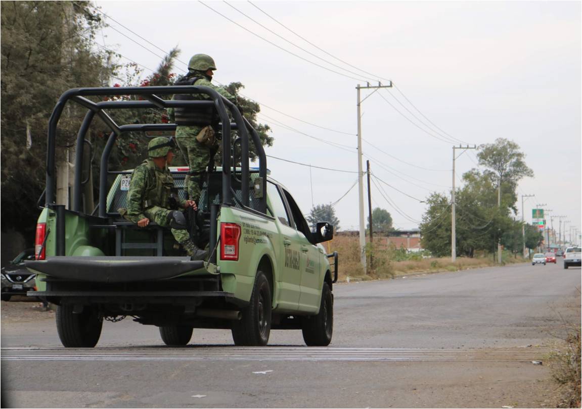 Elementos del Ejército patrullan los alrededores de la unidades de Pemex (Dany Béjar)