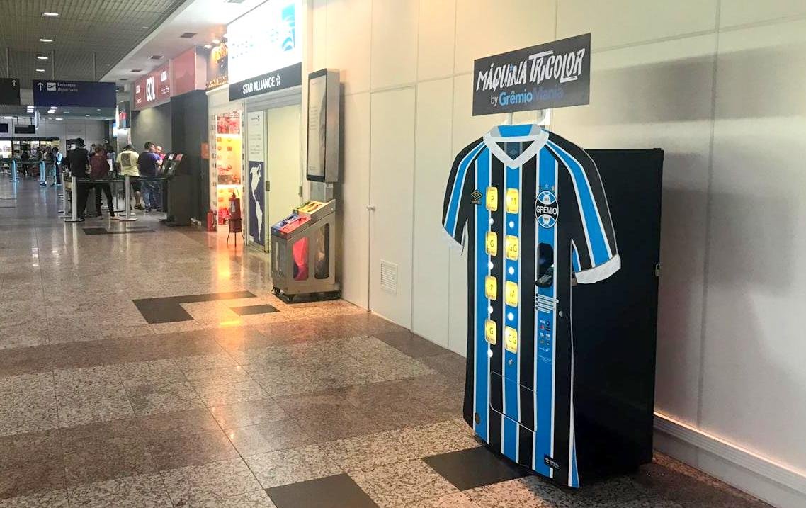 Gremio impulsa máquina expendedora de camisetas (Twitter @Gremio)