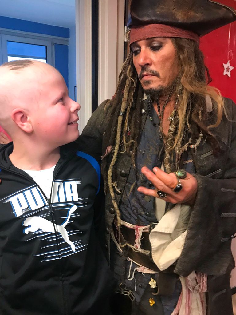 Johnny Depp se disfrazó de Jack Sparrow para visitar a niños enfermos de cáncer en París, francia. (AFP)