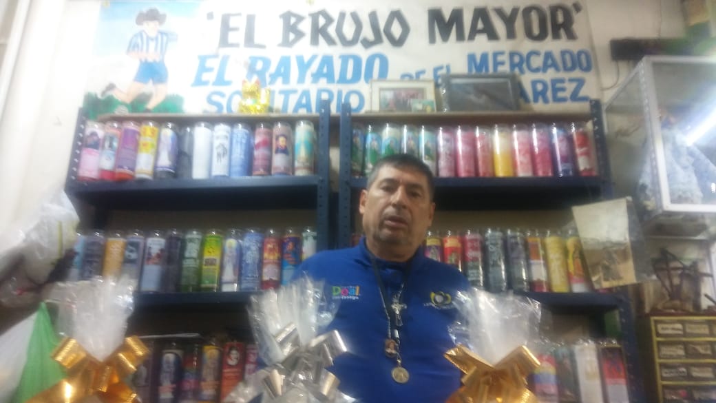 En su local, le abre el camino a la gente que cree en su trabajo (Foto: César Cubero)