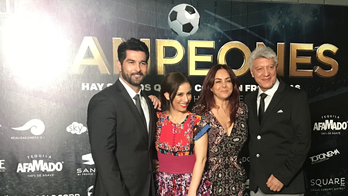 Lourdes Deschamps y Jesús Ramírez durante la presentación de la película "Campeones" (Twitter @ChuchoRamirezR)