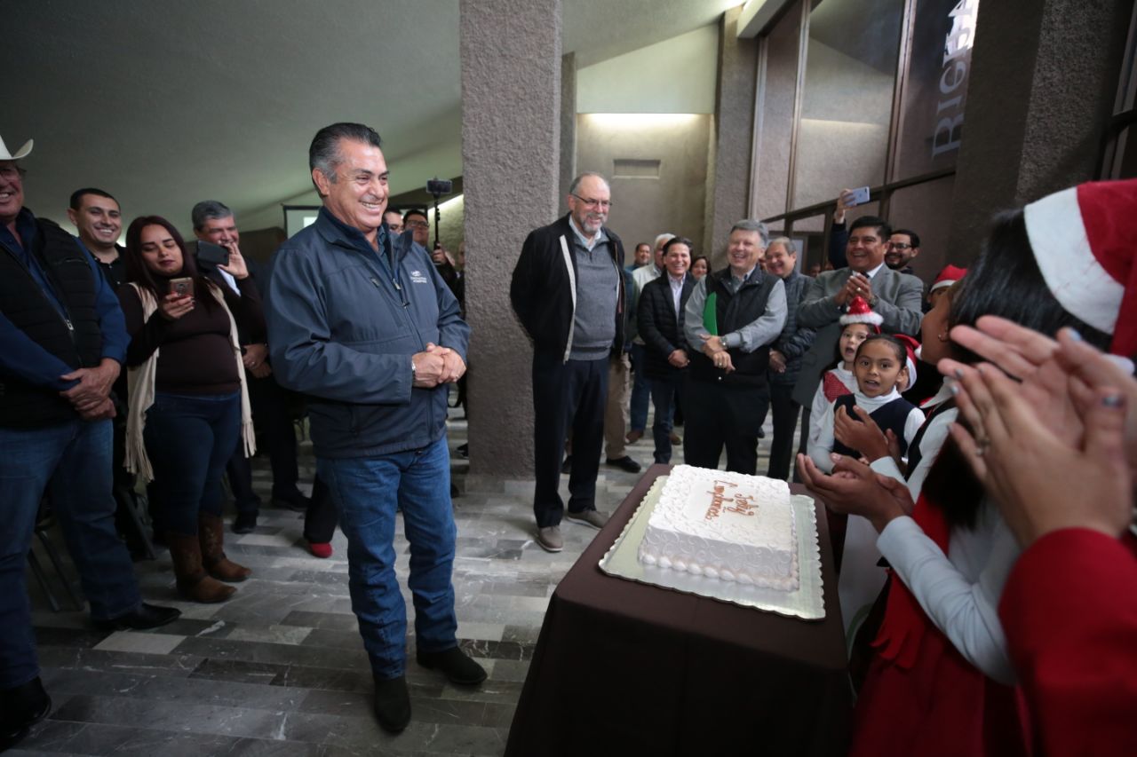 El mandatario agradeció a los menores por la sorpresa  (Foto: Eduardo Mendieta)