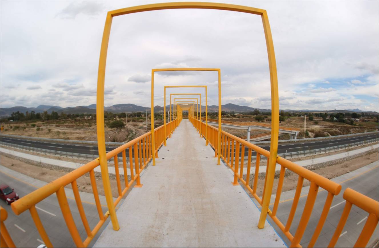 Puente peatonal en una parte ya no tiene malla (Dany Béjar)