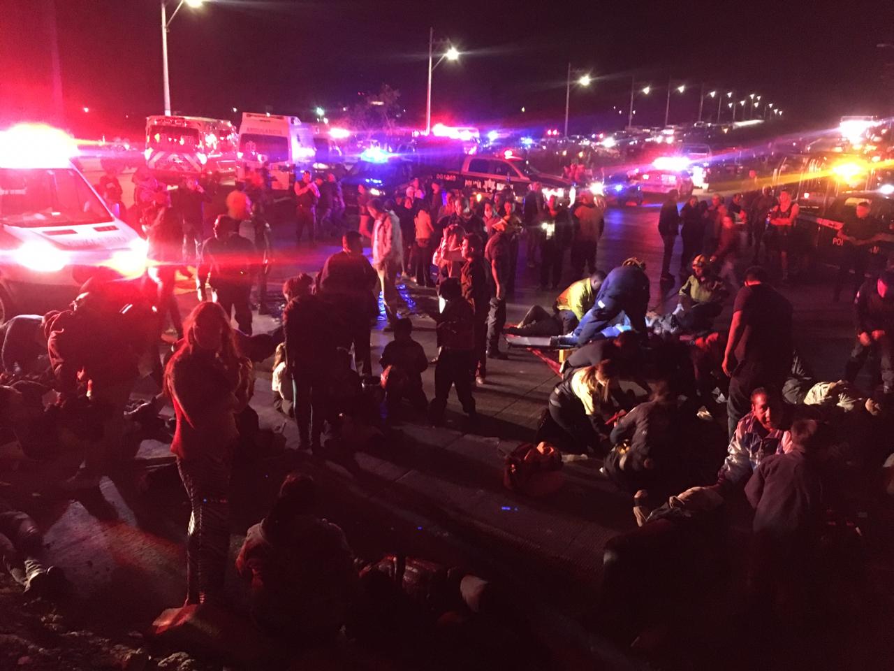 Cae camión a barranco