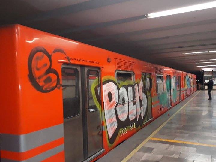 Tres carros del tren de la Línea 6 fueron vandalizados durante el viernes. (Especial)