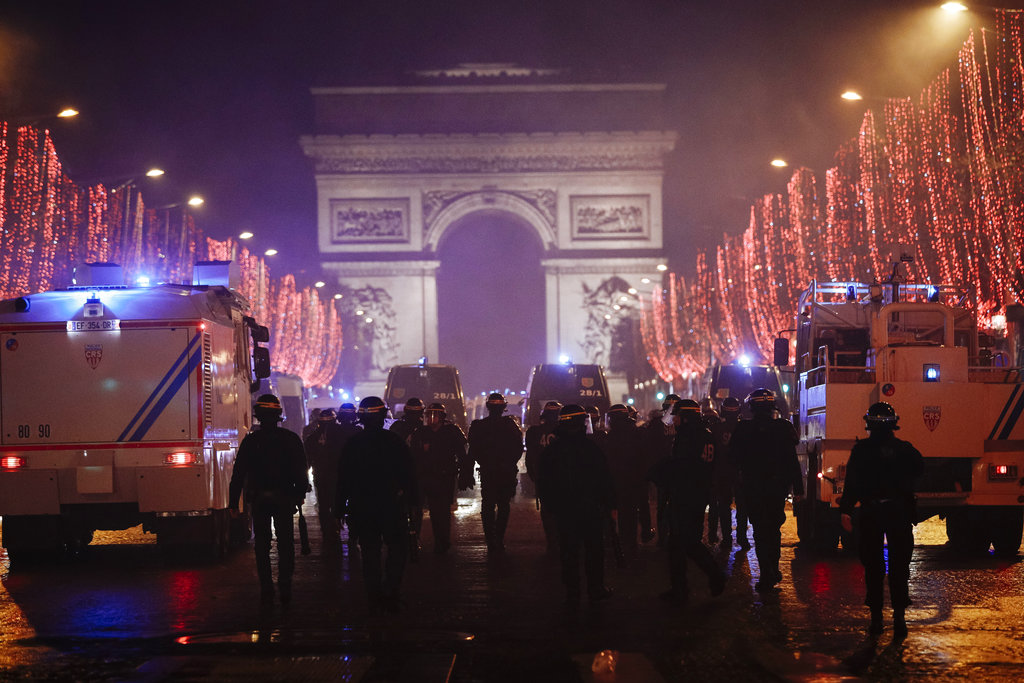 Muchos continúan molestos con el gobierno pro empresarial de Macron y continúan bloqueando arterias viales. (AP)