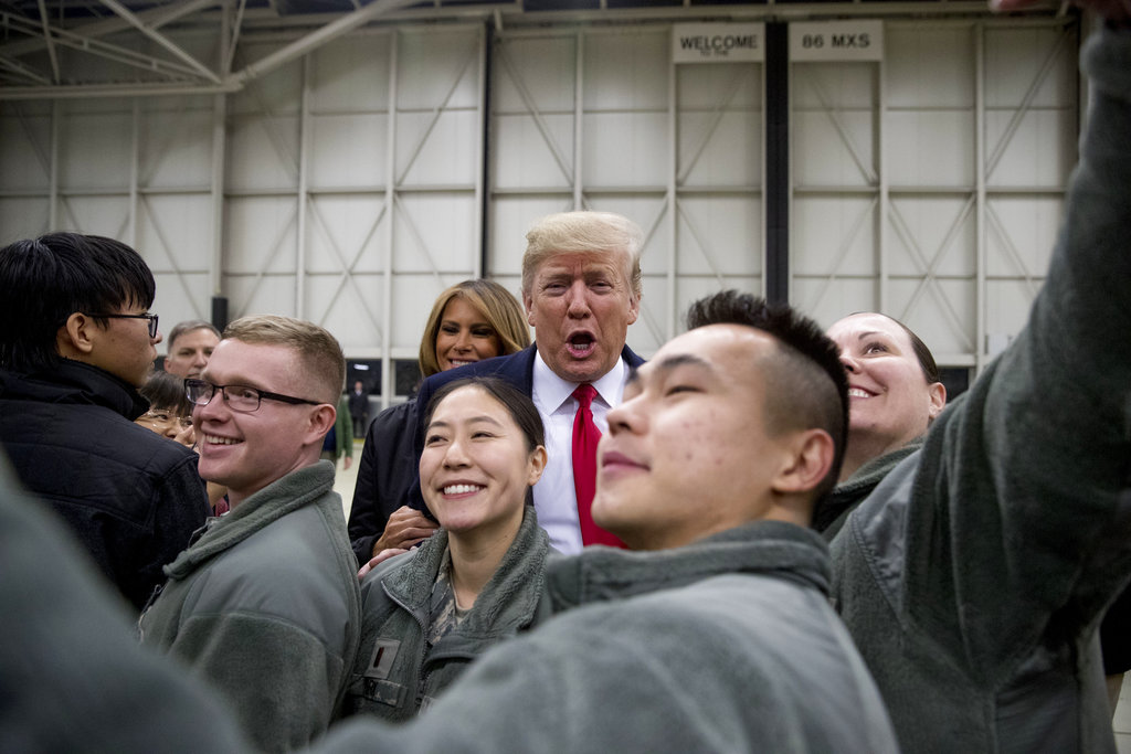 Donald Trump y Melaina en la base aérea de Ramstein en Alemania (AP)
