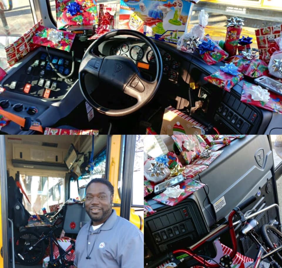 Jenkins entregó los regalos a bordo de su autobús. (Facebook)