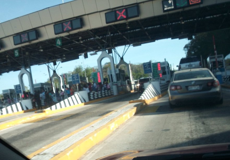 Los manifestantes bloquean el paso en la caseta La Venta. | Twitter @ramondillanes