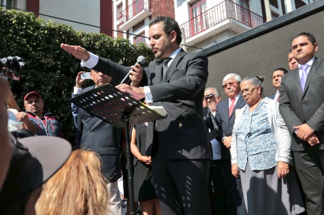 Antonio Adán Villalobos rindió protesta como presidente municipal de Cuernavaca. (Notimex)