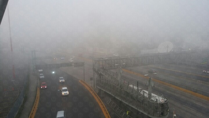 El banco de niebla se extiende a colonias cercanas al aeropuerto como Aviación Civil, Peñón de los Baños, Arenal y Moctezuma. |Jorge Becerril