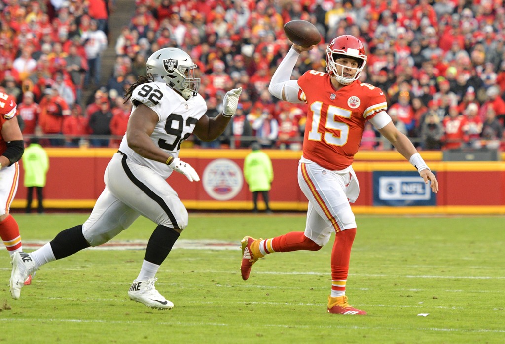 Un imbatible Mahomes da a Chiefs victoria ante Raiders (Reuters)