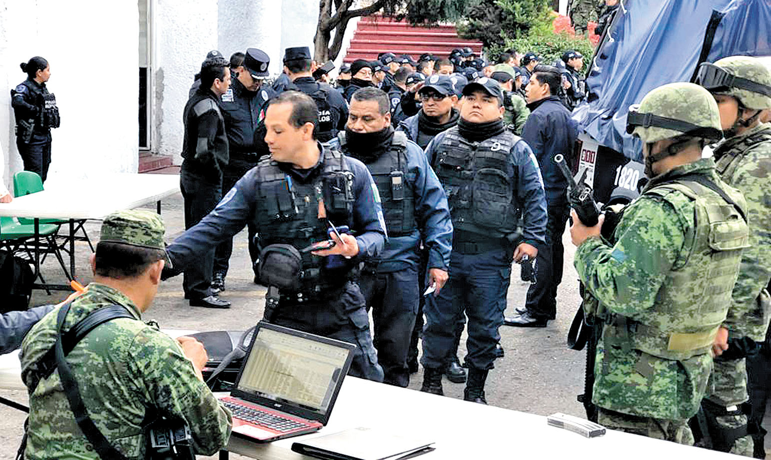 Integrantes de la Sedena realizan un censo de armas y personal policiaco. (Especial)