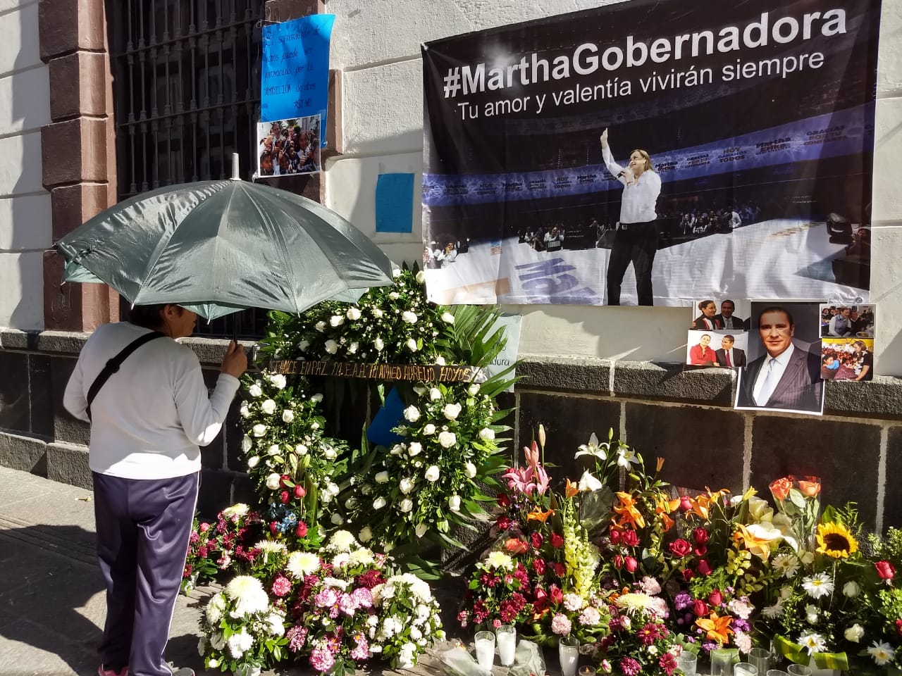 Desde la tarde del viernes fueron colocadas ofrendas florales y pancartas de agradecimiento (Francisco Juárez)