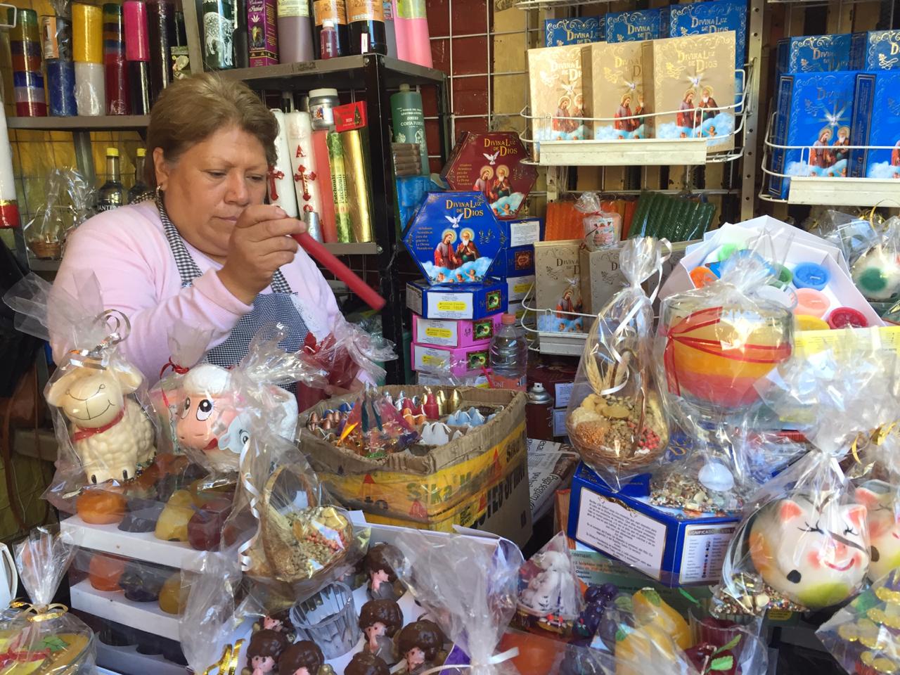 Los comerciantes venden amuletos para empezar el año nuevo con buena vibra. (Fanny Miranda)