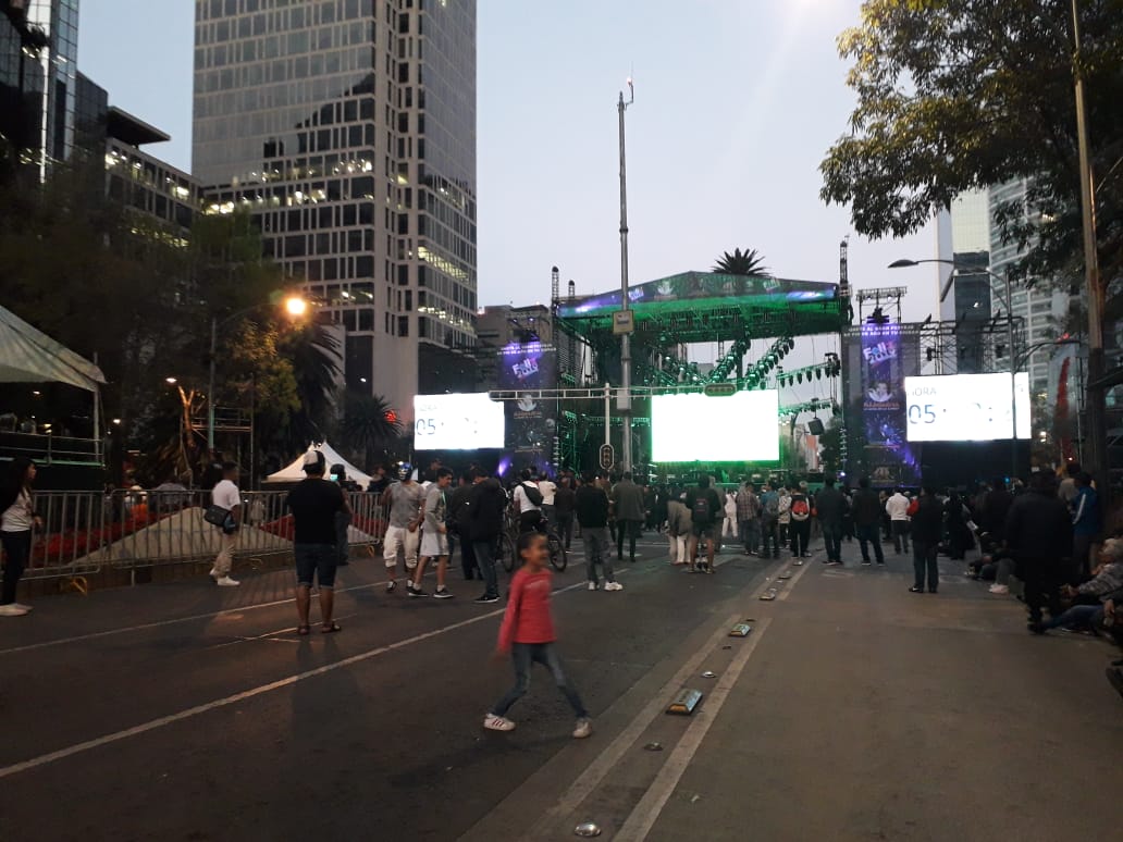 En la Glorieta de la Palma ya comienza a concentrarse la gente. (Foto: Libertad Ampudia)