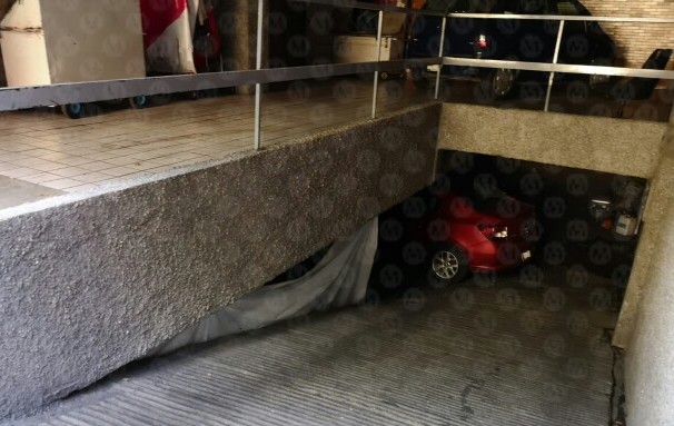El indigente fue hallado dentro del estacionamiento ubicado en la avenida Homero. | Jorge Becerril