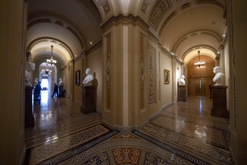 Los corredores vacíos alrededor del Senado en el Capitolio. (AP)