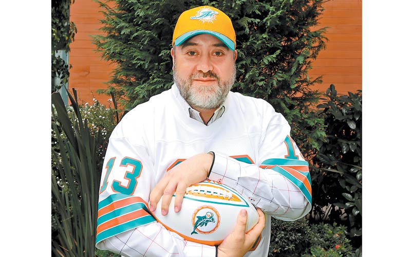 El priista presume los colores de su equipo de la NFL. (Javier Ríos)