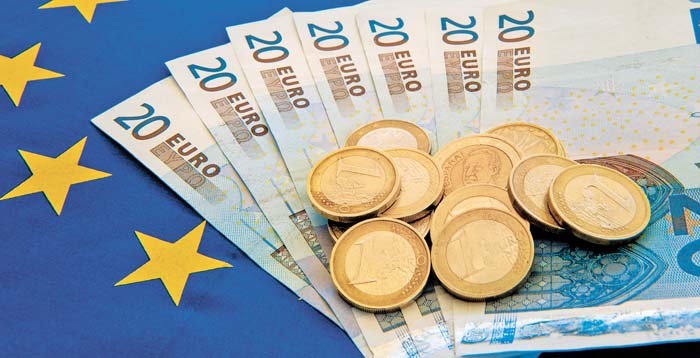 Lo utilizan para transacciones o vinculan a su propia moneda 175 millones de personas fuera de la UE. Denis Charlet/AFP