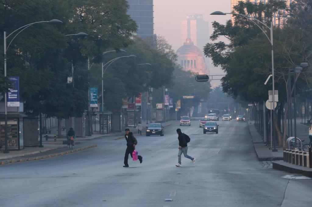 Algunos capitalinos madrugaron para acudir a sus trabajos. | Jesús Quintanar