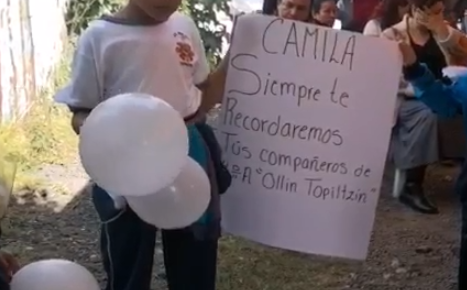 Amigos y familiares durante la despedida de Camila. (Lauro Galicia)