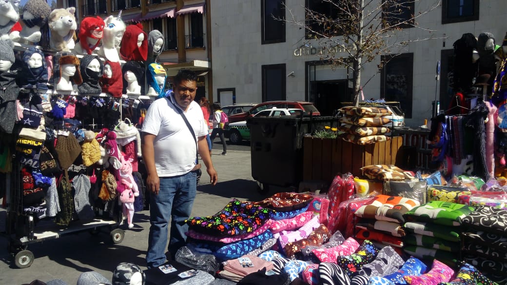 Comerciantes y artesanos en la Plaza Independencia de Pachuca. (Elizabeth Hernández)
