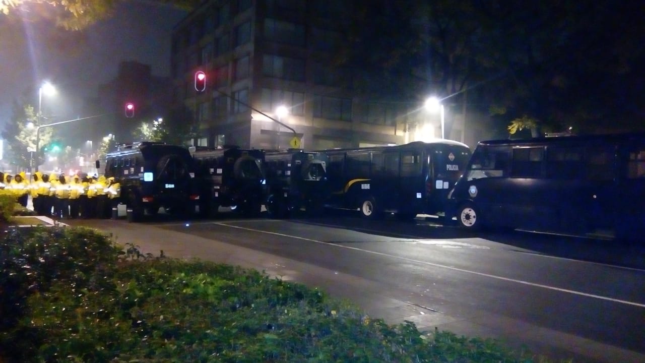 Al menos diez camiones de granaderos arribaron esta madrugada a la sede de la SCJN (Verónica Díaz)