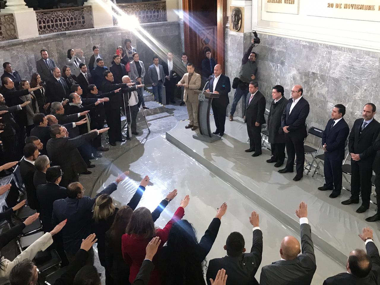 Enrique Alfaro les tomó protesta protesta al presidente de la Junta de Conciliación y Arbitraje del Estado y 17 Juntas Especiales (Elsa Martha Gutiérr