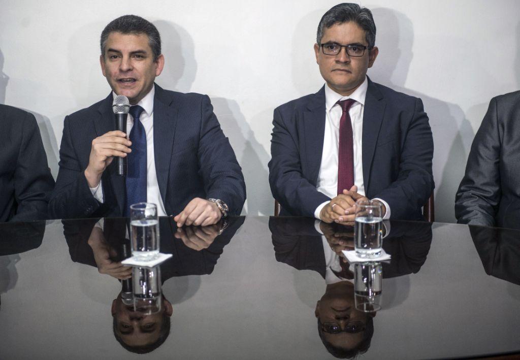 Los fiscales Rafael Vela y José Domingo Pérez, integrantes del equipo especial del caso Odebrecht, fueron cesados por Chávarry.  (AFP)