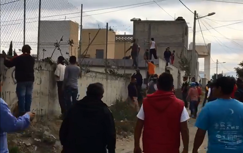 Los habitantes buscan al atacante en la zona. (Especial)