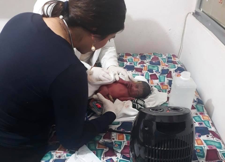 Madres recientemente aliviadas amamantan a menor.