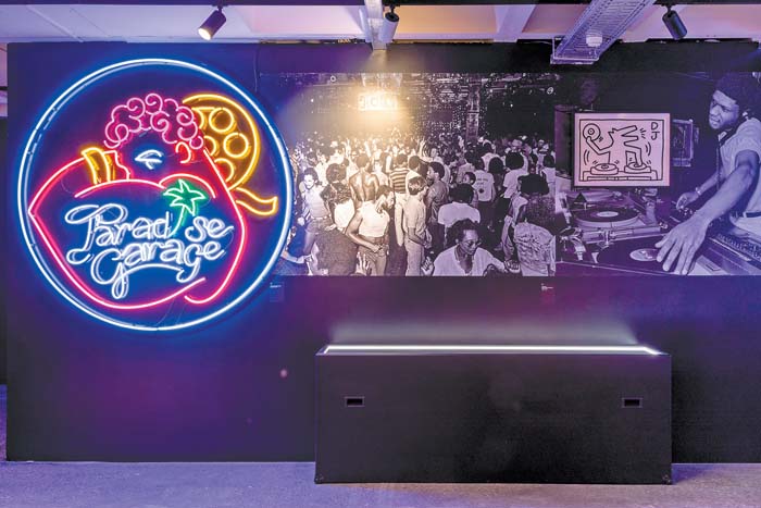 La música disco, vinculada en su origen a la cultura gay, pasó a ser omnipresente. Museo ADAM