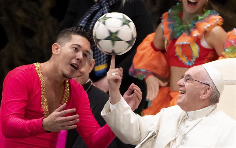 El papa Francisco recibió en su audiencia general de los miércoles a miembros del Circo de Cuba (EFE)