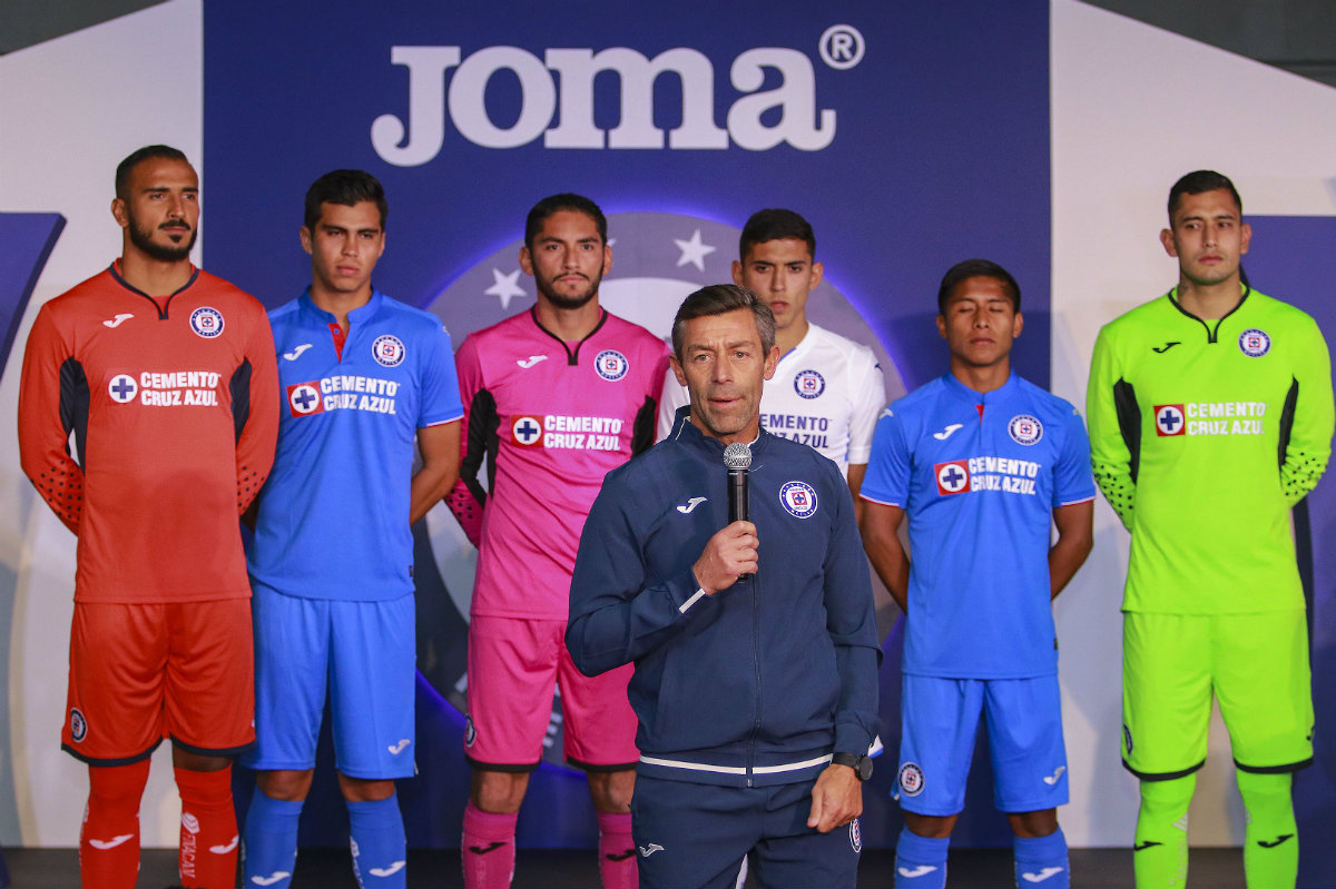 Pedro Caixinha en la presentación de los uniformes de Cruz Azul (Imago7)