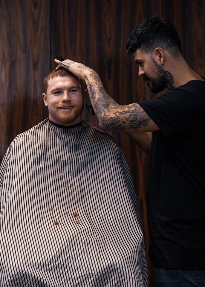 El boxedor mexicano Saúl Álvarez se rasura la barba para una buena causa (@Canelo)