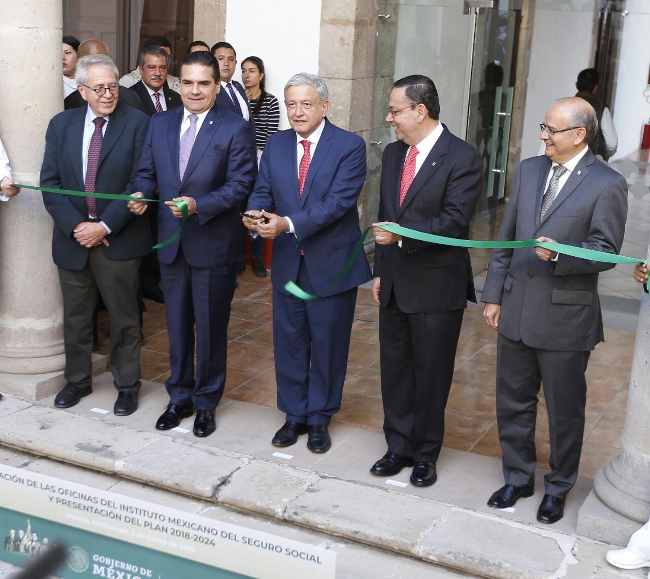 Corte del listón de las nuevas instalaciones del IMSS en Morelia con el gobernador Silvano Aureoles y el director del IMSS, Germán Martínez (Héctor Té